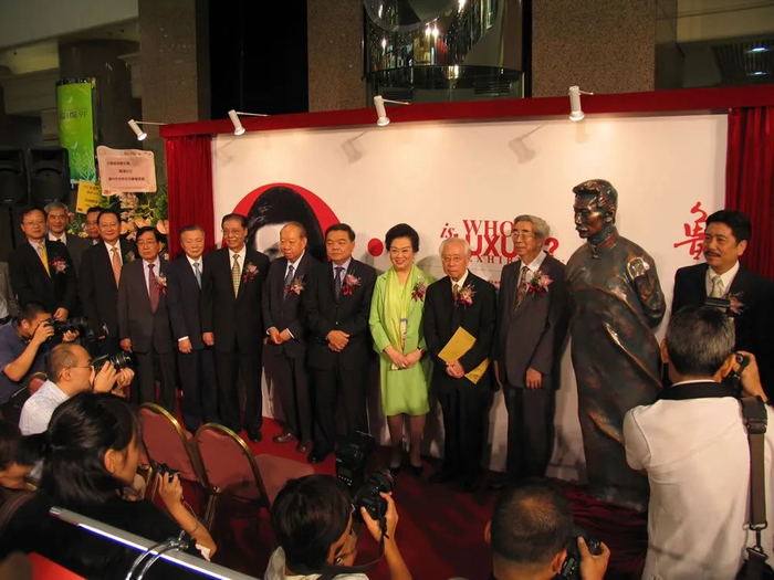 2006年9月，香港铜锣湾时代广场一层中庭举办《鲁迅是谁——纪念鲁迅到港80周年图片展览》。 