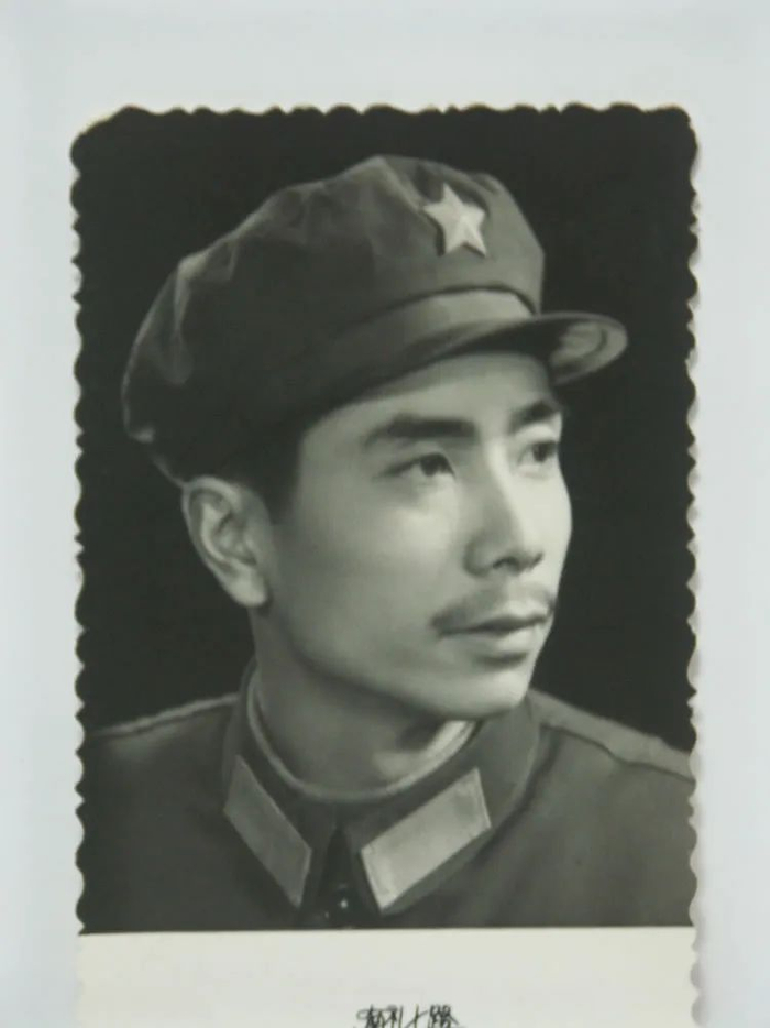 1976年，当兵时期的周令飞。