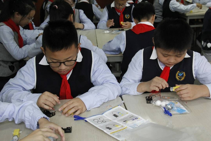 模型拼装探未来成都市茶店子小学九里堤分校特邀全国少儿科幻联盟发起