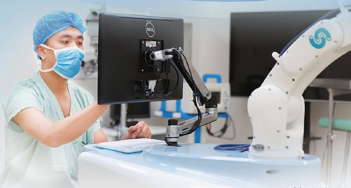 刘文博在调试设备。