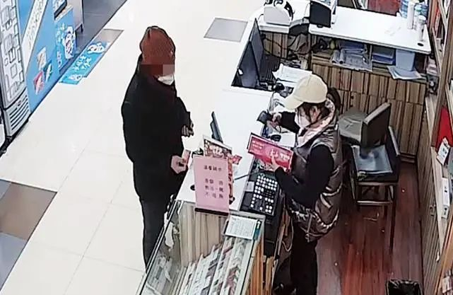 监控显示犯罪嫌疑人盗刷捡到的信用卡购买香烟。图源：重庆晨报