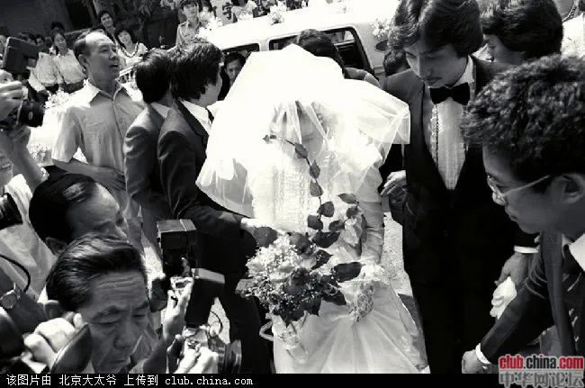 1982年，周令飞在台北结婚。