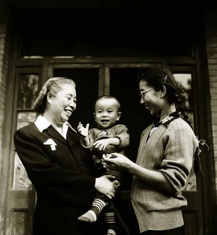 1954年，童年周令飞与祖母、母亲。本文图片均为 受访者供图