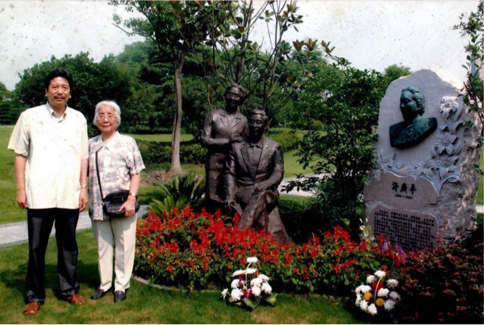 周令飞和母亲在周海婴上海墓前。
