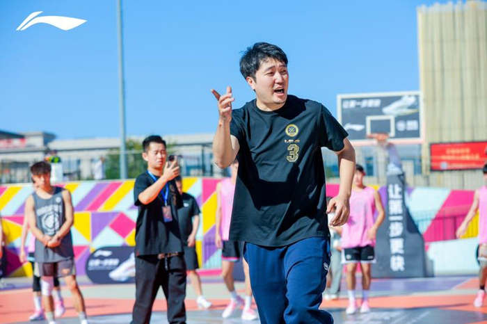 由篮球主场店店铺社群组建的闪击战队,在赵强iso 的带领下,与由马重玖