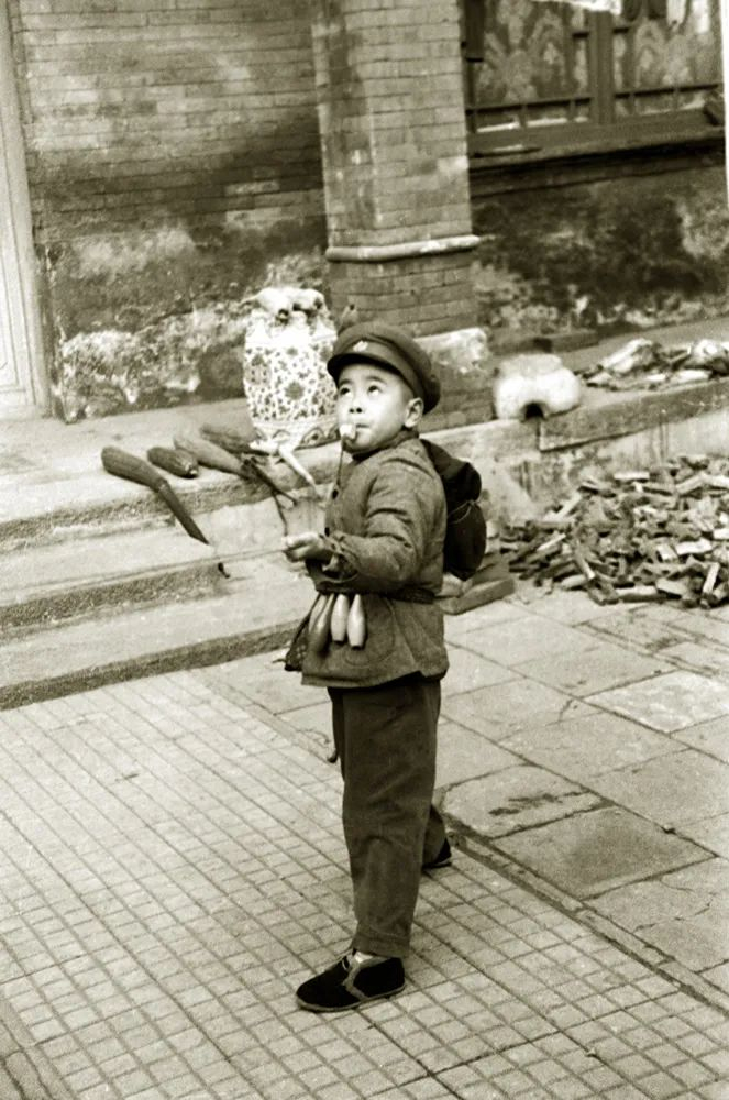 1960年，小时候的周令飞穿军装。
