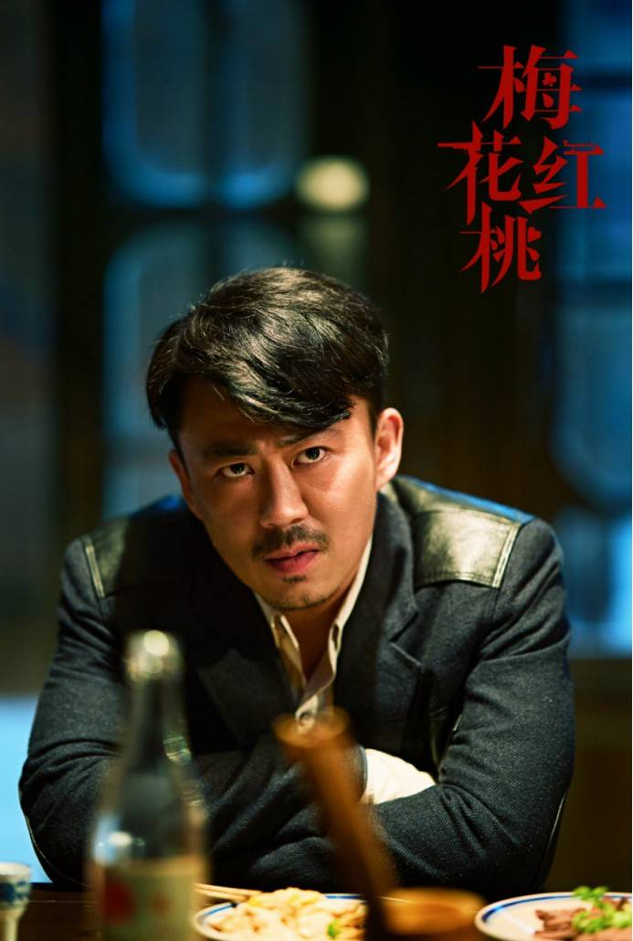 在电视剧《跨过鸭绿江》中朱靖饰演少将管松涛,出身于军人家庭的他