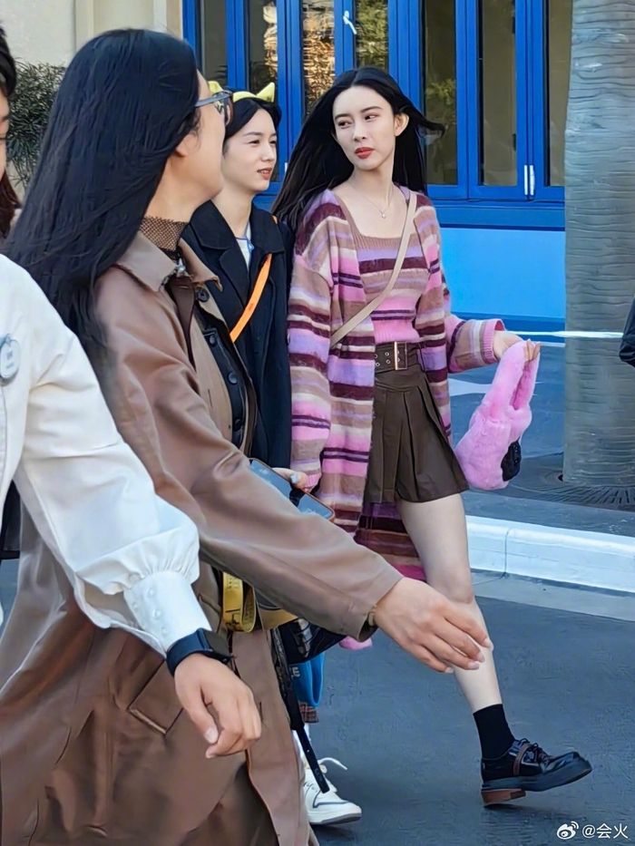 哇靠!周也孟子义同游环球影城还紧紧的手拉手