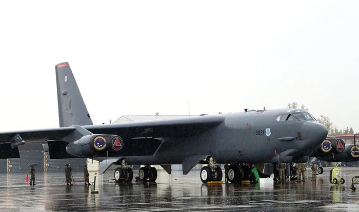 驻韩美军向韩媒记者团展示美军b-52h"同温层堡垒"战略轰炸机