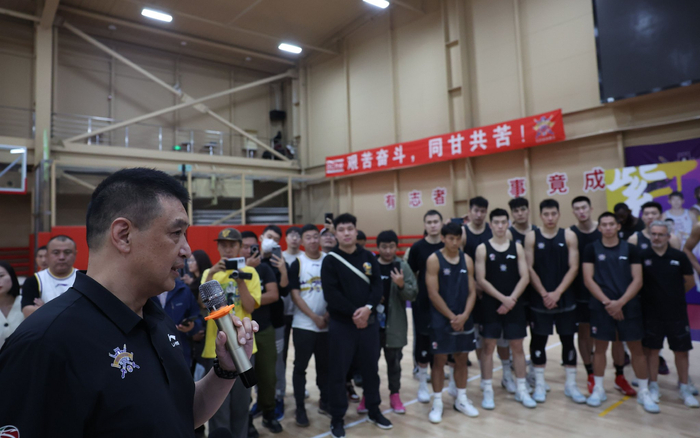 10月17日，北控主帅闵鹿蕾在球迷见面会上发言。  新京报记者 王飞 摄