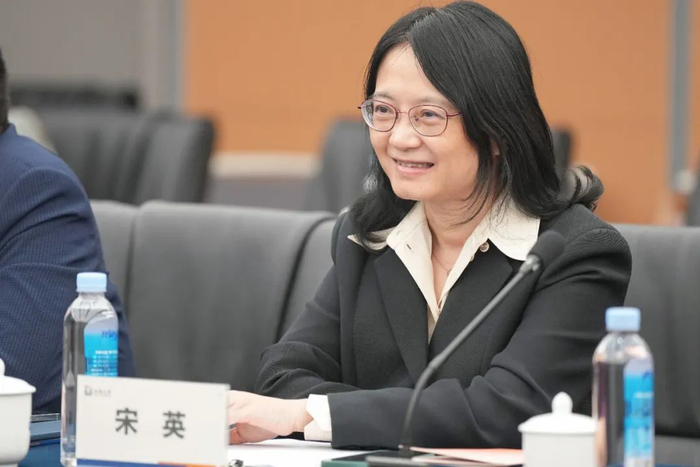 捐赠仪式上,在施一公,朱晓芸等人的见证下,王锦华和西湖教育基金会