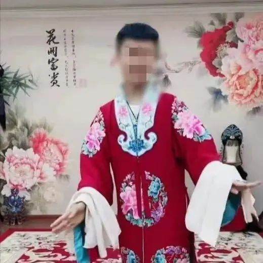 罗大美男扮女装的照片