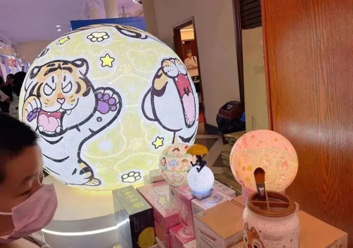 上海书展上的胖虎拼图灯以及各种拼图罐子、摆件，新零售商业评论摄