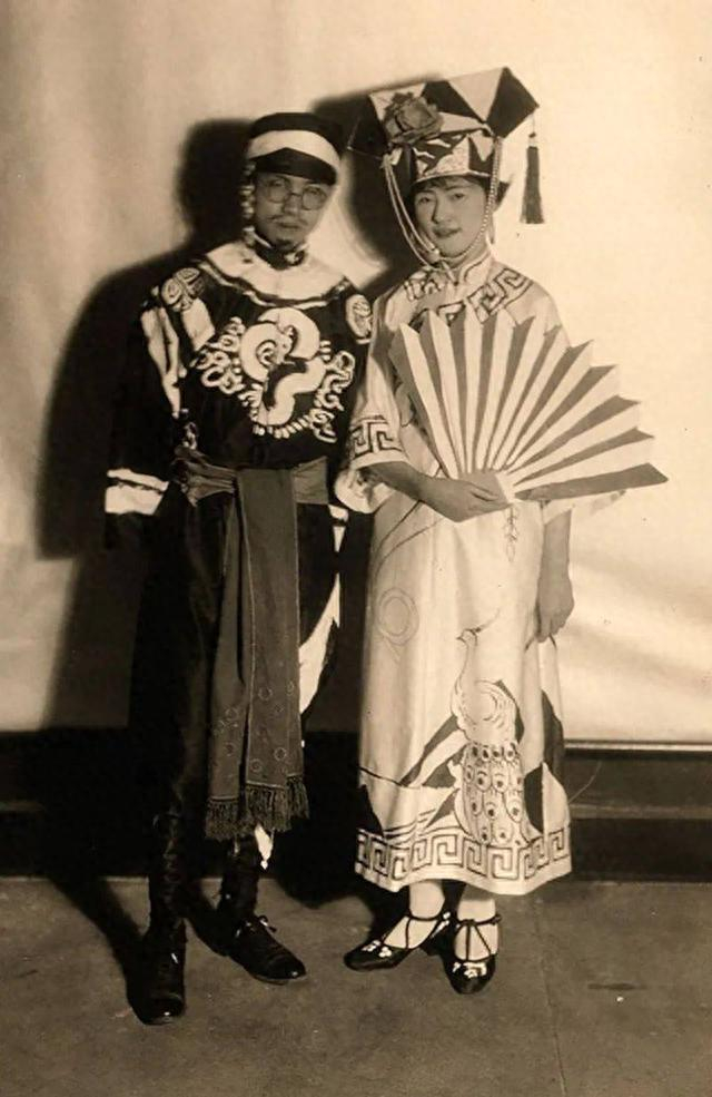 林徽因（右）与梁思成1926年参加宾州大学建筑系举办的活动。图源：宾大韦茨曼设计学院官网