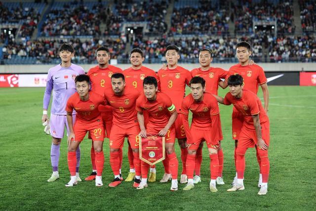 10月16日，中国队首发球员在比赛前合影。新华社记者 潘昱龙 摄