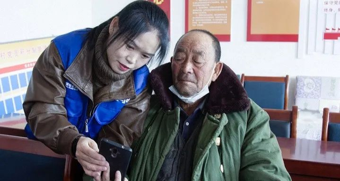 张霞每天都要教七八名老人手机操作知识