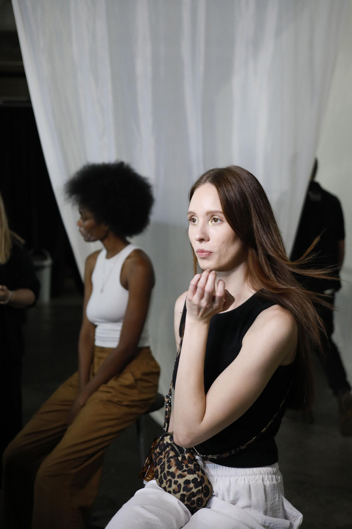 10月19日,在南非约翰内斯堡举行的第25届南非时装周上,模特在后台化妆