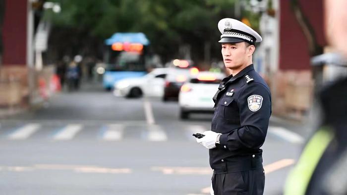 孟昆玉在道路执勤。图源：北京警方