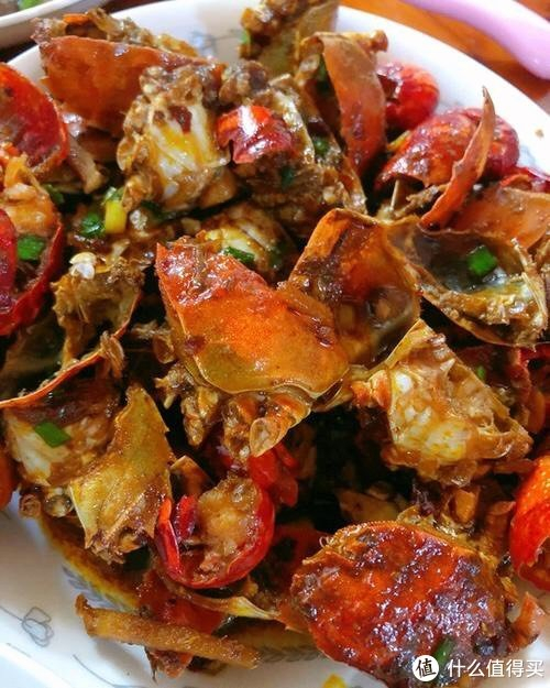 蟹肉富含蛋白,二者相遇,可凝固为鞣酸蛋白,不易消化,食物容易滞留在肠