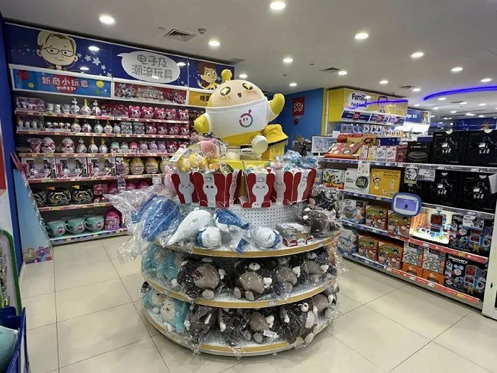 图 | 玩具反斗城进门的蛋仔玩偶货架