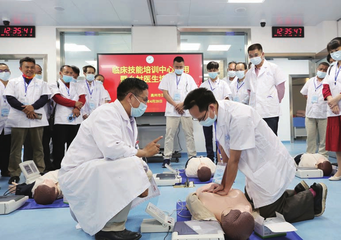 ▲高州市人民医院依托临床技能培训中心开展乡村医生培训。图为医院专家一对一指导村医学员对高级模拟人进行急救技能操练。