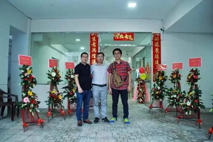 2018年，于磊的第三家酒店开业。图为于磊和朋友们在店前的合影。受访者供图