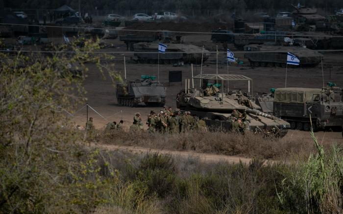 ▲这是10月19日在加沙边境以色列一侧拍摄的集结的以军战车和人员。图/新华社