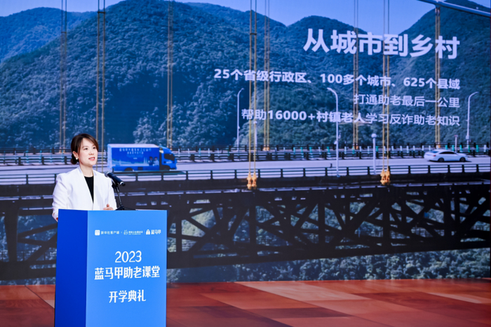 大篷车在大山深处穿梭