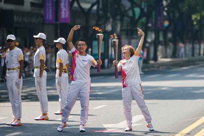 摇滚奶奶董云蓉在杭州亚运会火炬传递现场