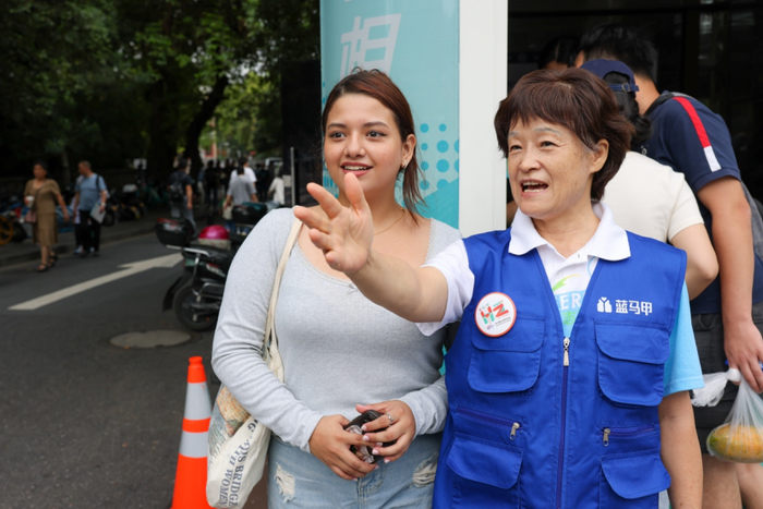 阿姐陈幼娟在亚运期间参与城市志愿服务