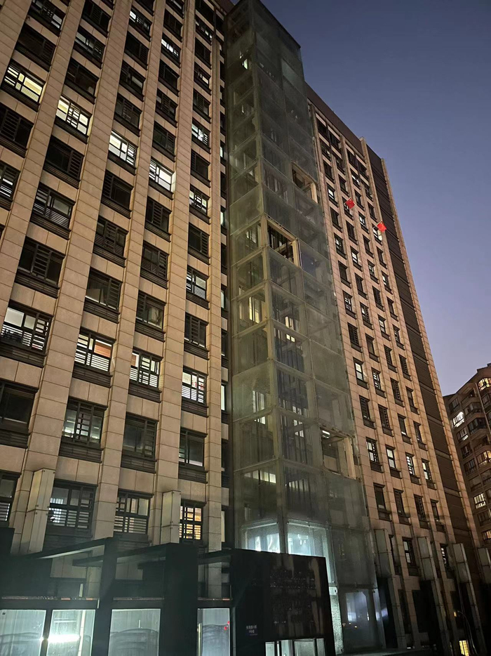 5号楼电梯外墙，可见多块玻璃缺损 澎湃新闻记者 李思洁 摄