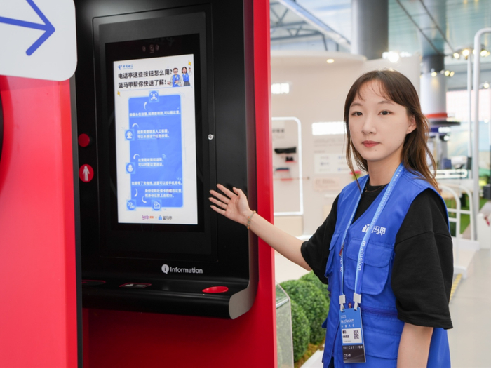 蹇丹在今年的世界人工智能大会上展示自己设计的老友亭指南