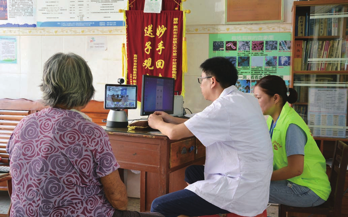 ▲村民、村医在卫生站与互联网医院专家实时连线问诊。
