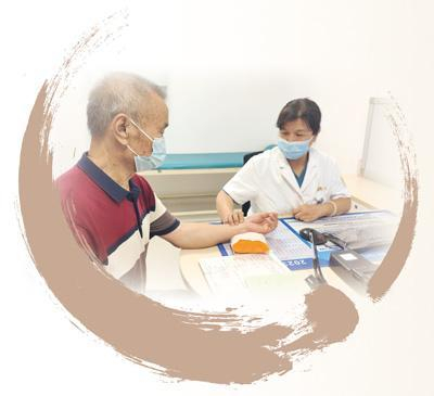 青岛市第六人民医院中医科医生在为患者把脉。以上图片均为本报记者杨彦帆摄