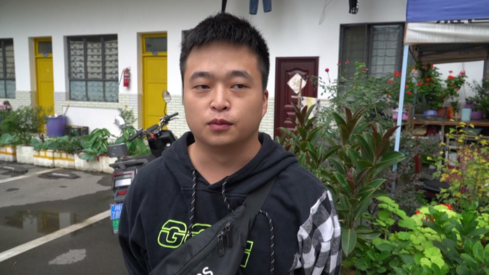 市民 谢远航:穿了短裤就冲下来,公司给我们准备了两个灭火器,我就拿