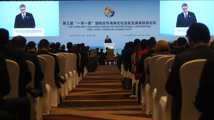 ‍10月18日，武契奇在第三届“一带一路”国际合作高峰论坛互联互通高级别论坛上演讲。图源：塞尔维亚总统办公室