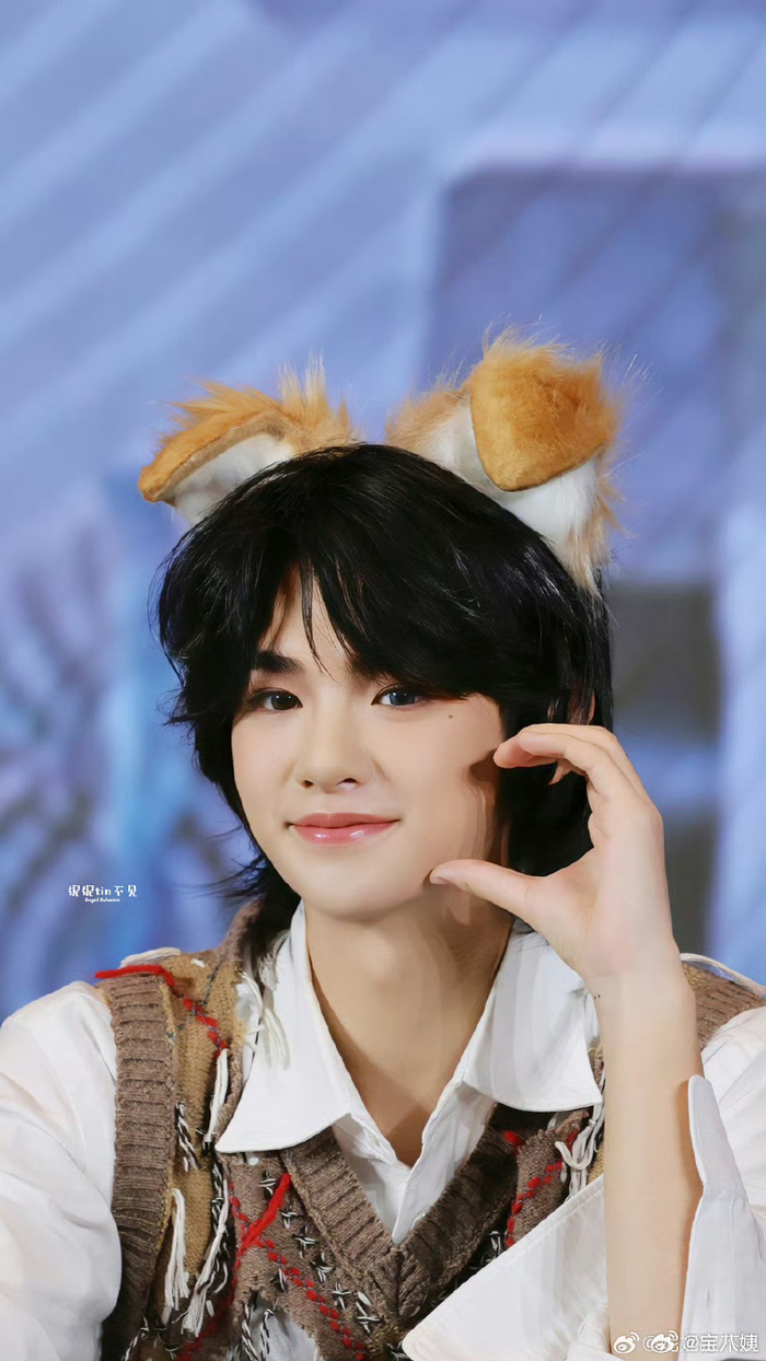 快来接收黄明昊的左右手双重比心吧|黄明昊_新浪新闻