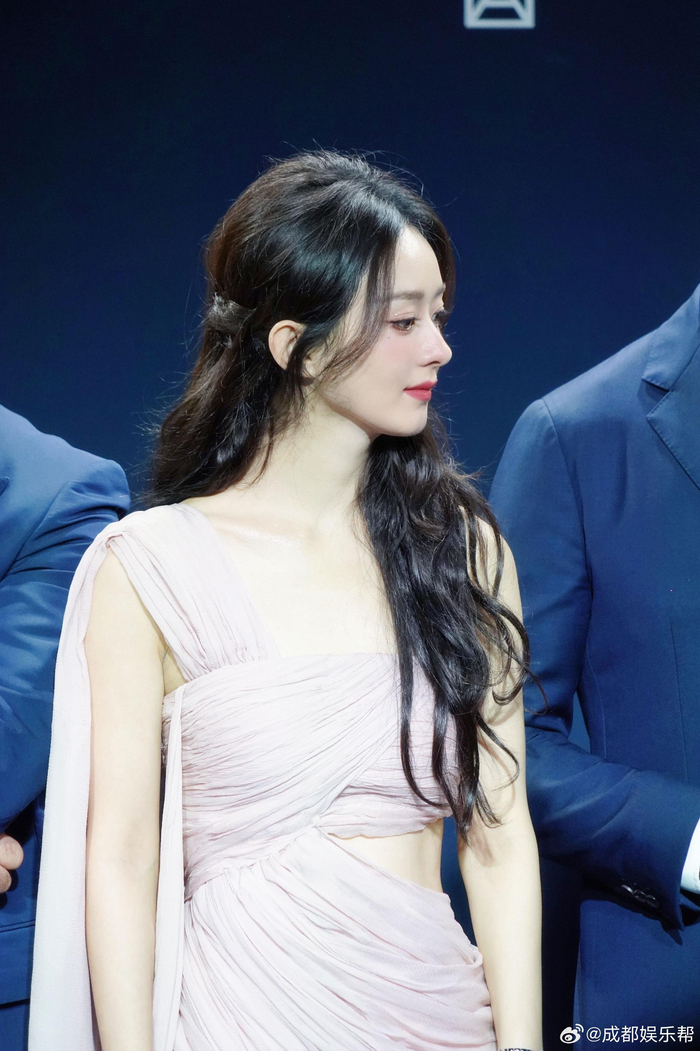 赵丽颖成都活动照片一组,最是那一低头的浅笑最迷人|赵丽颖_新浪新闻