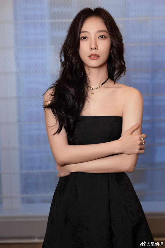 黑色长卷发搭配抹胸裙真的不要太好看呀……|王珞丹_新浪新闻