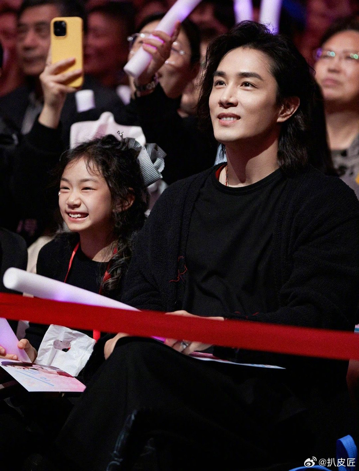 lucky一眨眼就已经八岁啦～在台下静静的聆听妈妈唱歌……|李乐祺