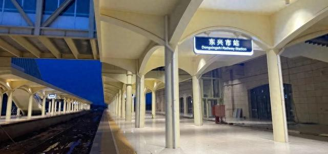 站房门洞借鉴当地建筑弧形门洞造型