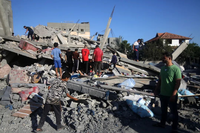 当地时间2023年10月21日，加沙地带南部拉法遭以色列国防军袭击，建筑倒塌废墟遍地。图/IC&nbsp;photo