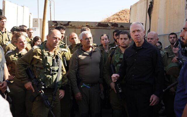 2023年10月21日，以色列国防部长加兰特21日在以黎边境的营地对以色列士兵讲话 图自《以色列时报》