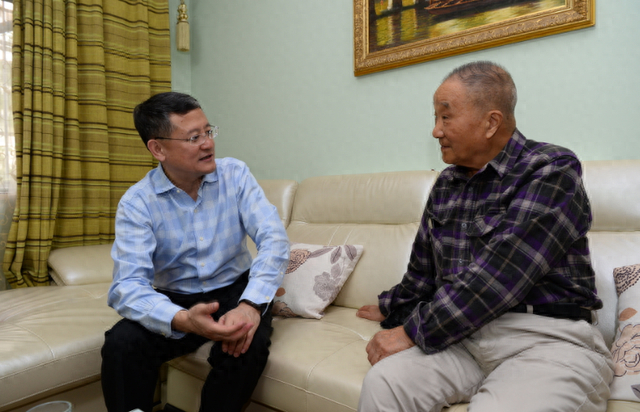 区委副书记,组织部部长宋宗德走访慰问了老同志薛敏学和钟文庆,祝愿