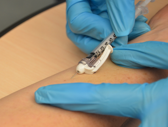 看着都疼的做“皮试”，图片来源：wikimedia