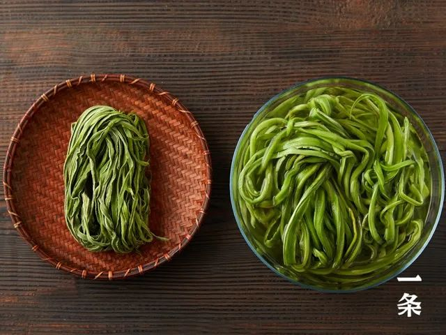 贡菜干泡发前和泡发后的对比