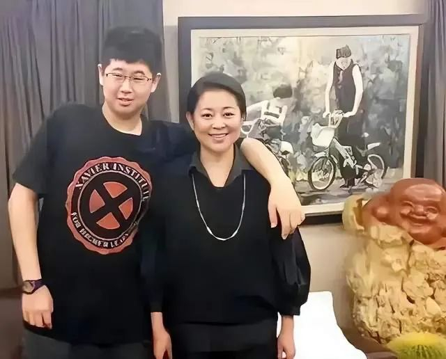倪萍与儿子李咏的女儿法图麦·李已经从大学毕业,她宣布正式进军娱乐