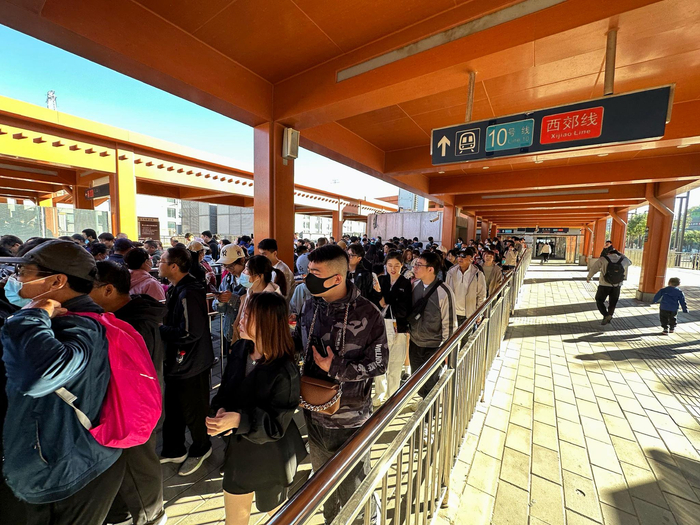 早上8点40分，西郊线巴沟站外进站客流已排起长队。新京报记者 王贵彬 摄