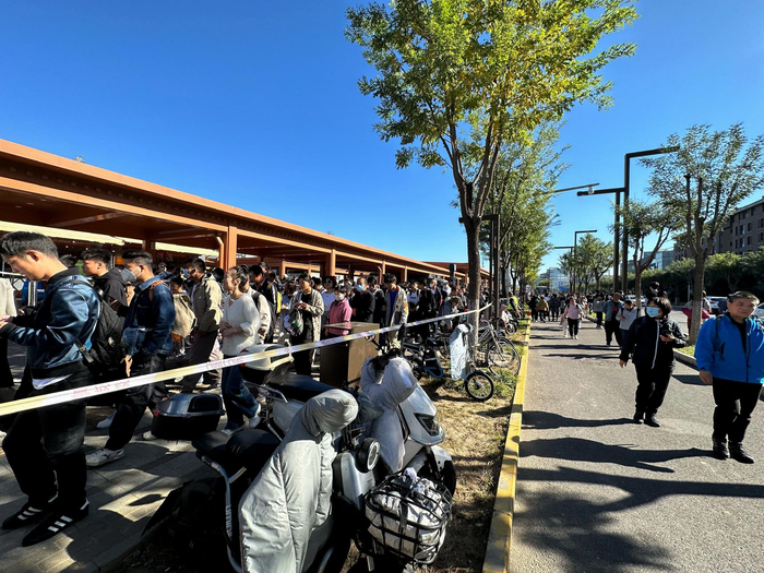 上午10点半，地铁巴沟站换乘压力进一步增加，进站客流已经在人行步道上排成折线。新京报记者 王贵彬 摄