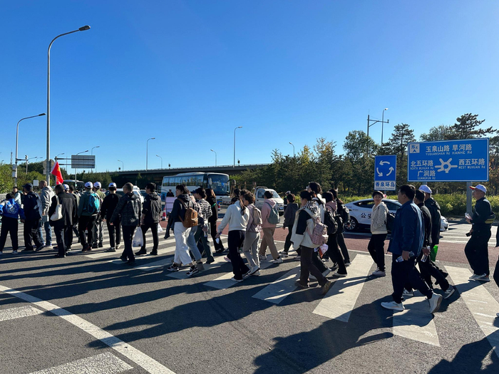 游客们正排队步行上山。新京报记者 王贵彬 摄